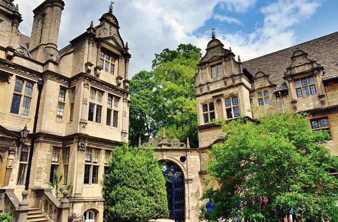 Oxford University Walking Tour by Alumni™ & Optional New College - An Oxford introduction built around stories, not just stone