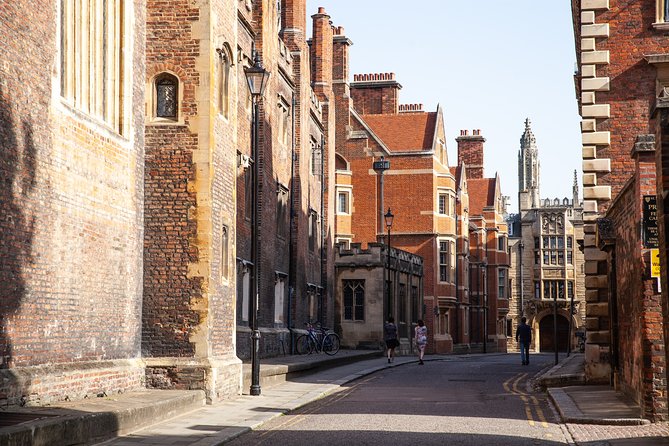 Private 2-Hour Cambridge Walking Tour With University Alumni Guide - St. John’s College and the famous bridges