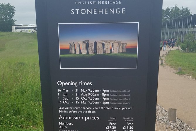 Private Arrival Transfer: Heathrow Airport to London with Stopover at Stonehenge - Riding in the Mercedes-Benz V-Class