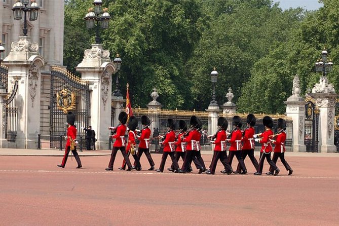 Private Chauffeured Luxury Range Rover at Your Disposal in London Full Day - A good fit for families and small groups