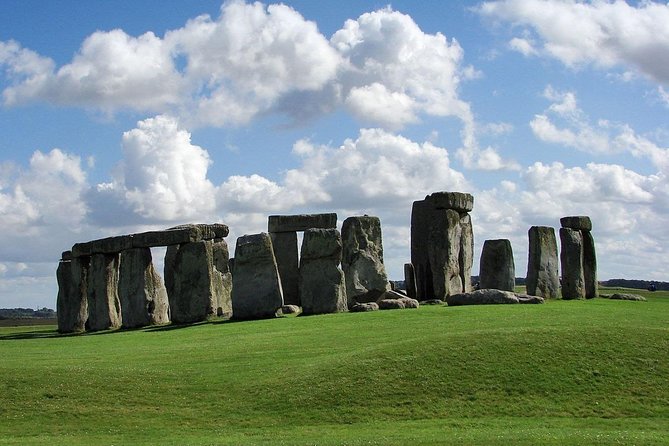 Private Chauffeured Minivan Tour of Stonehenge from London - The guide can make the short visit count