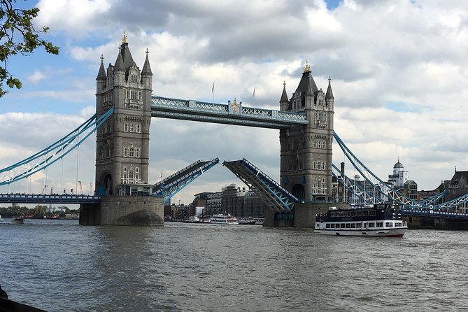 Private Custom Walking Tour: Half Day Sightseeing Tour of London - Walking, public transport, and the pace