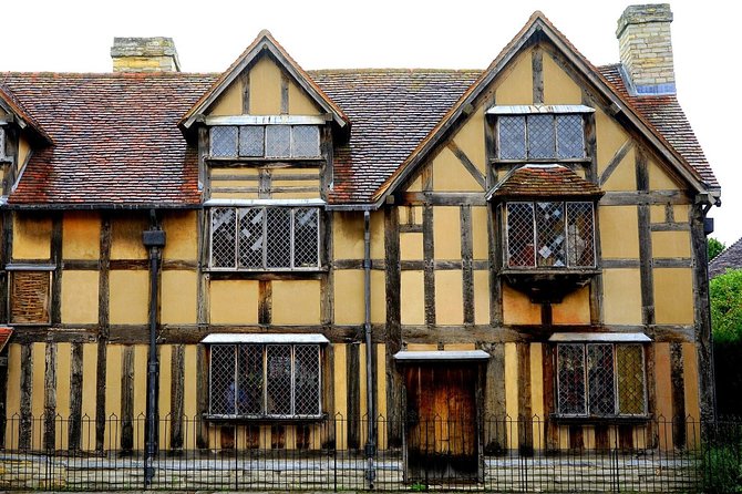 Private Day Tour to Stratford-Upon-Avon - All things Shakespeare - A bookshop stop with a lesson in Shakespeare’s text