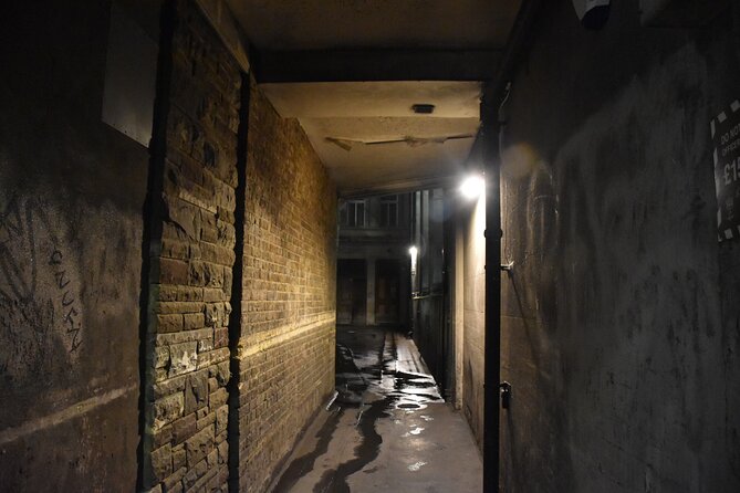Private Ghosts and Gore Walking Tour of London - Grave robbers, Smithfield, and the oldest surviving church