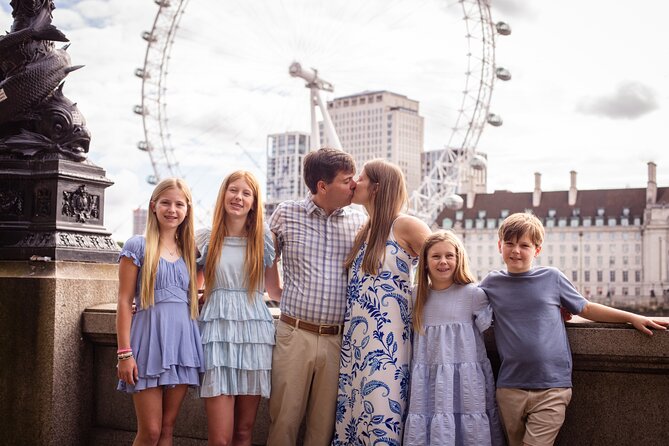 Private landmarks photoshoot for families and couples - London Eye photos with changing angles