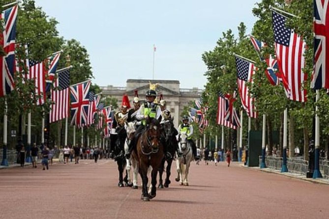 Private London Highlights Tour with Experienced Guide in Taxi - St. Paul’s to Westminster, London’s grand opening act