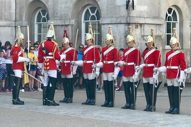 Private London Highlights Tour with Experienced Guide in Taxi - Buckingham Palace, St. James’s Palace, and the royal quarter