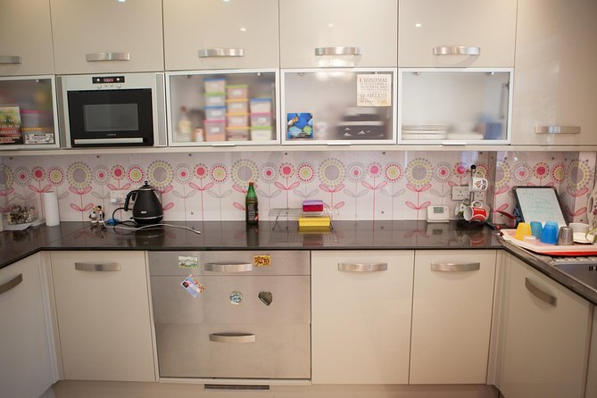 Private South Indian Home Cooking Class in London with a Local - Why this home kitchen works better than a standard class
