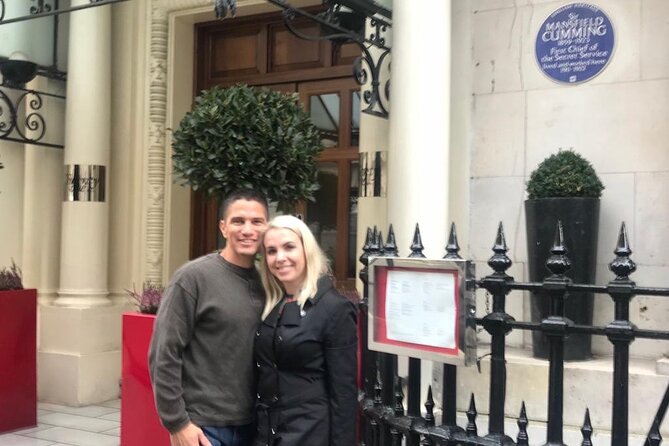 Private Tour: The London of Shakespeare, the Beatles, James Bond and Sherlock Holmes by Traditional Black Cab - What a private black cab adds