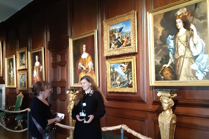 Private tour with an accredited expert guide Hampton Court Palace - Entering through the Tudor Gatehouse