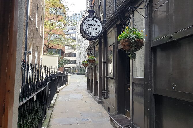 Roman Ruins to Blitz Bombings: A Walking Tour of London's Fiery History - Guildhall and Roman traces beneath modern London