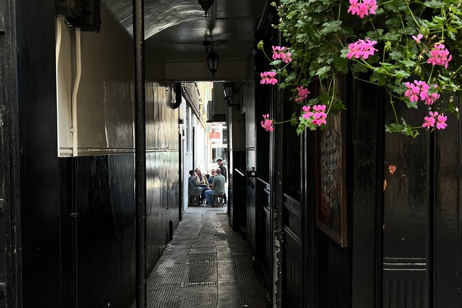 Royal Historic Pubs Walking Guided Tour in London - What the small group changes