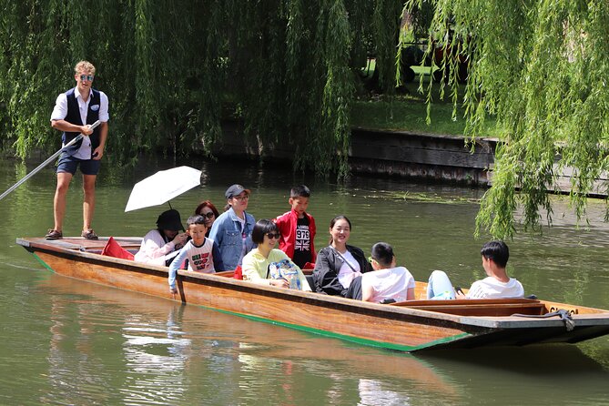 Shared Punt Tour - Cambridge - Clare College and the gardens beside the Cam