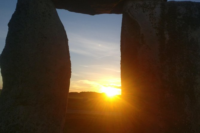 Stonehenge Half-Day luxury guided tour from Bath for 2-8 - Using the VR equipment at the stones