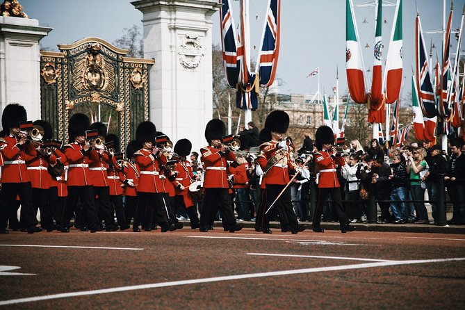 The Changing of the Guard - Exclusive Guided Walking Tour - Why a guide helps at the Changing of the Guard