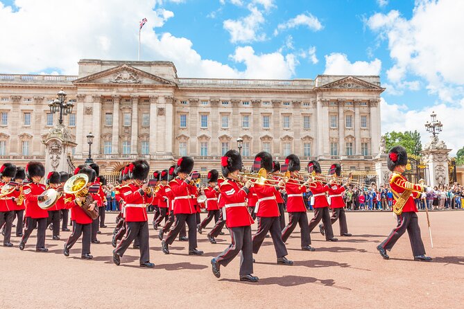 The Changing of the Guard Tour and Buckingham Palace - Watching the Changing of the Guard from the right spot