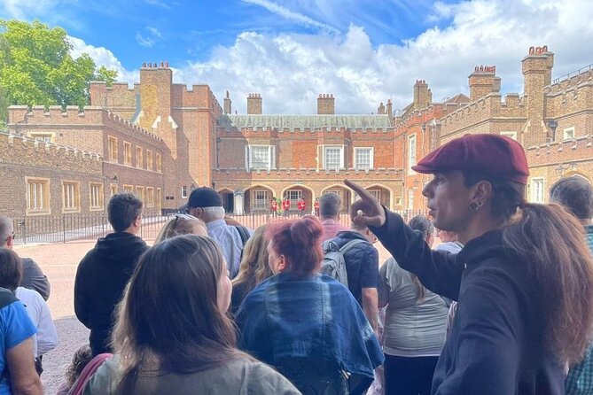 The Changing of the Guard Tour and Buckingham Palace - Royal residences, the Mall, and St. James’s Park