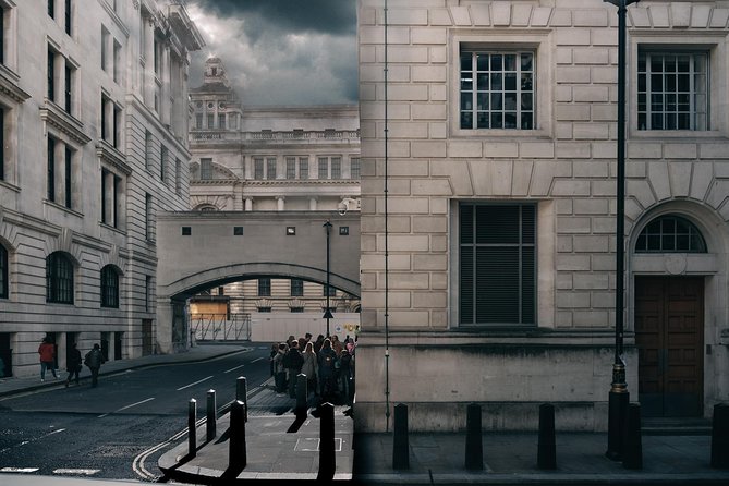 The Original Harry Potter Film Locations Tour : with Boat Ride - Borough Market between film facts and food stalls
