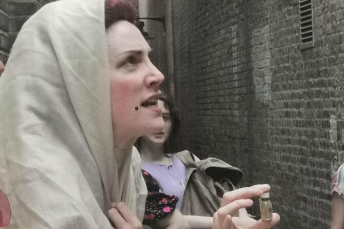 Theatrical Walking Tour with Harlots, Strumpets and Tarts - Why the small group matters