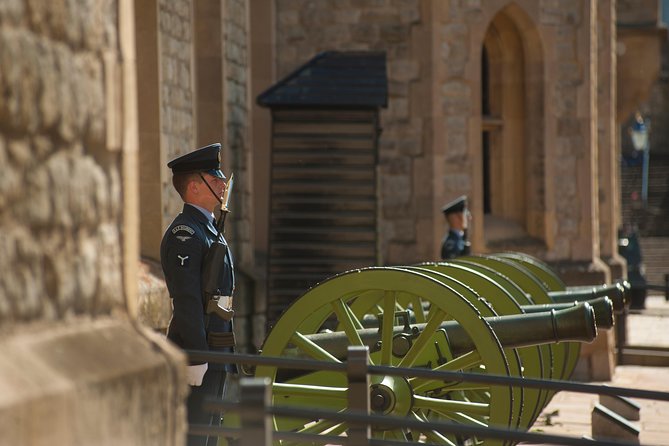 Tower of London: Crown Jewels & Beefeater Opening Ceremony - What the guide does, and what you do alone