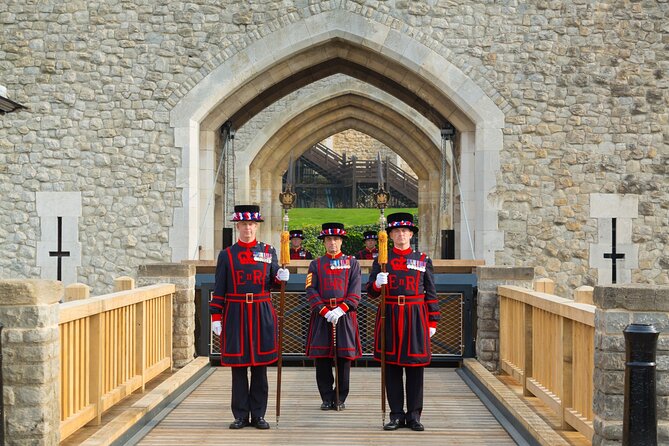 VIP Tower of London and Crown Jewels Tour with Private Beefeater Meet & Greet - Why the Beefeater meeting changes the visit