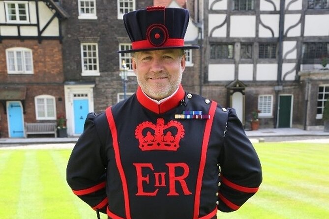 VIP Tower of London and Crown Jewels Tour with Private Beefeater Meet & Greet - Tower Green and the darker side of royal power